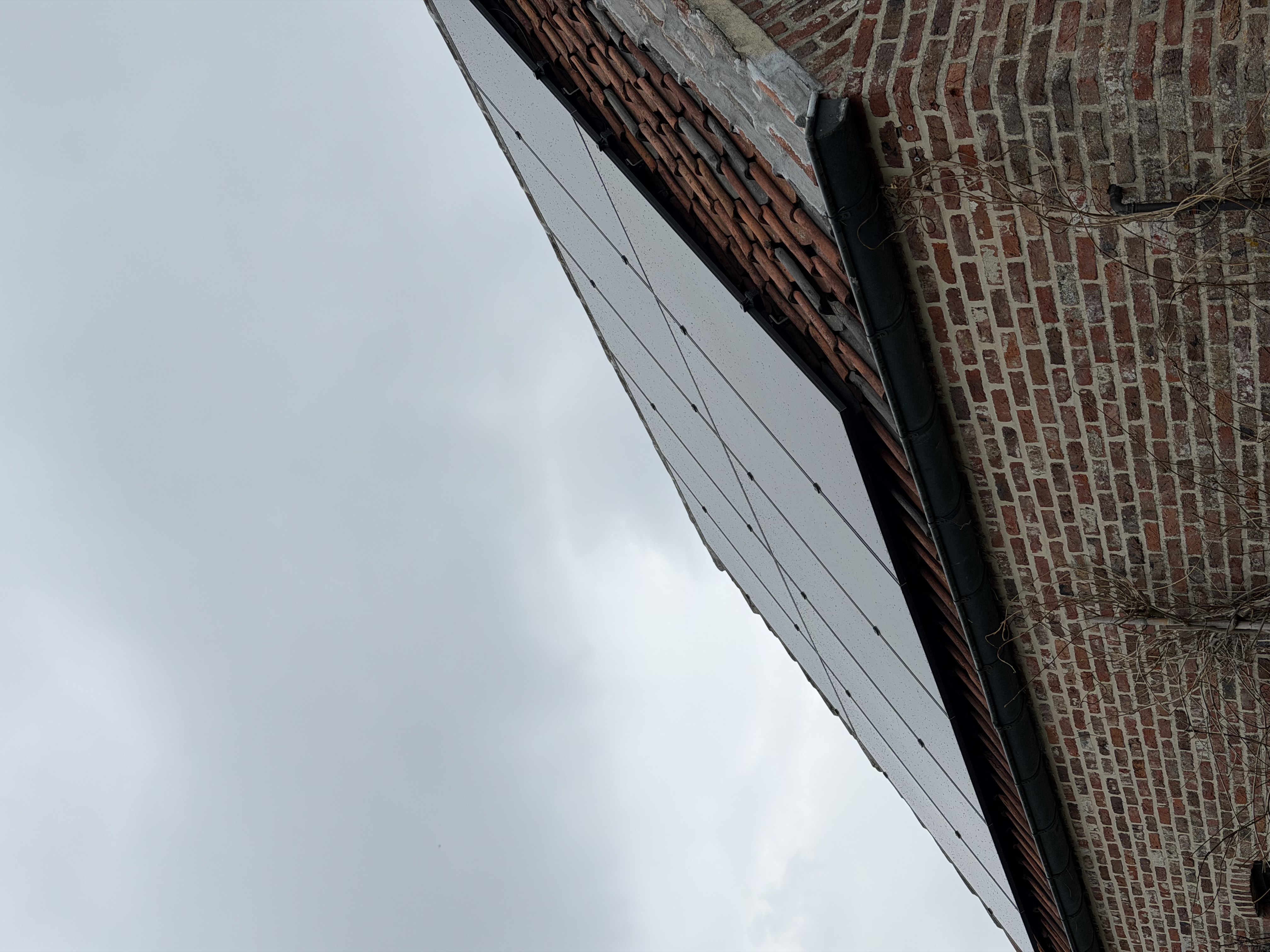 Installatie van PV-panelen, thuisbatterij, laadpaal en camerabewaking