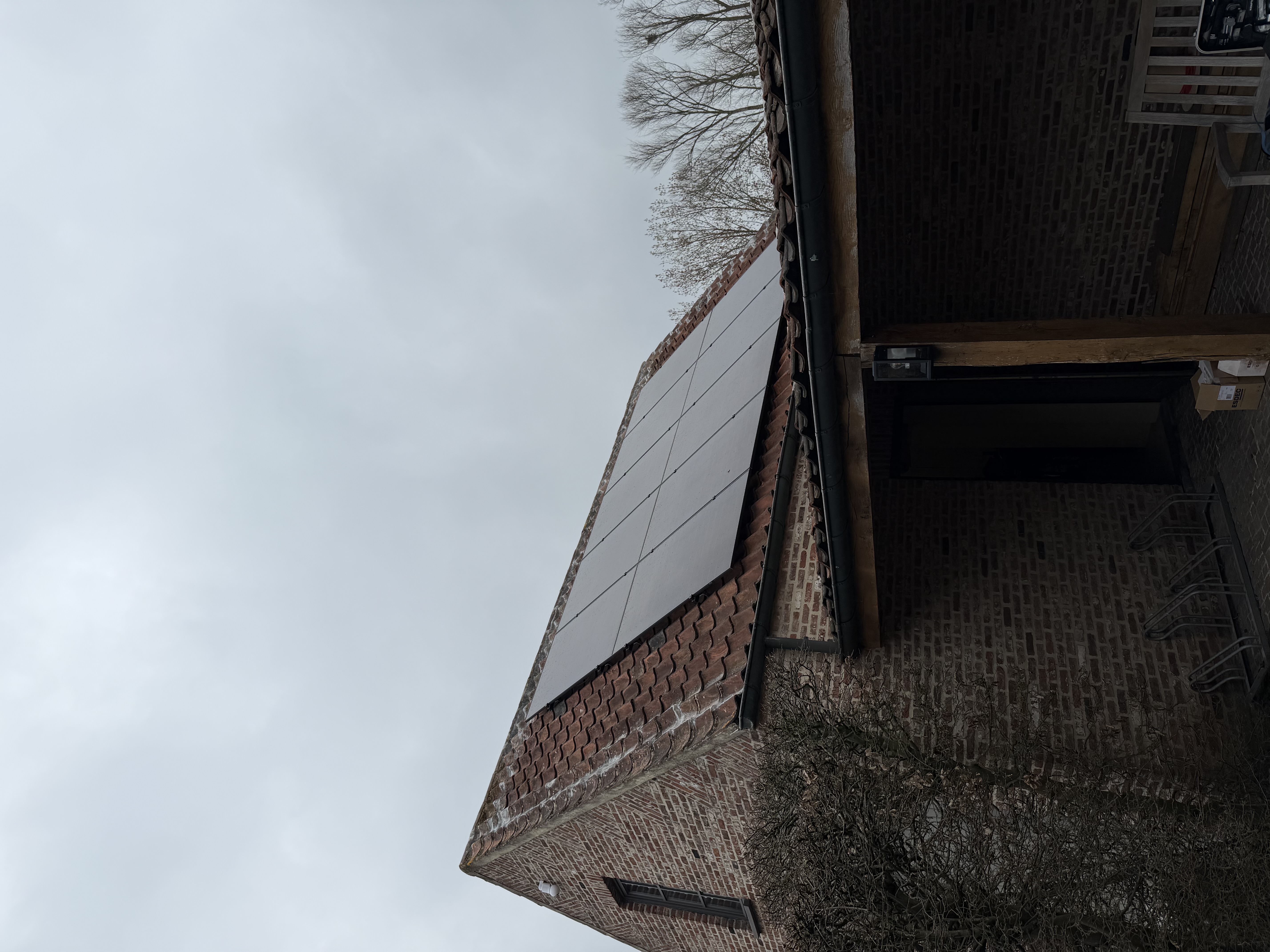Installatie van PV-panelen, thuisbatterij, laadpaal en camerabewaking