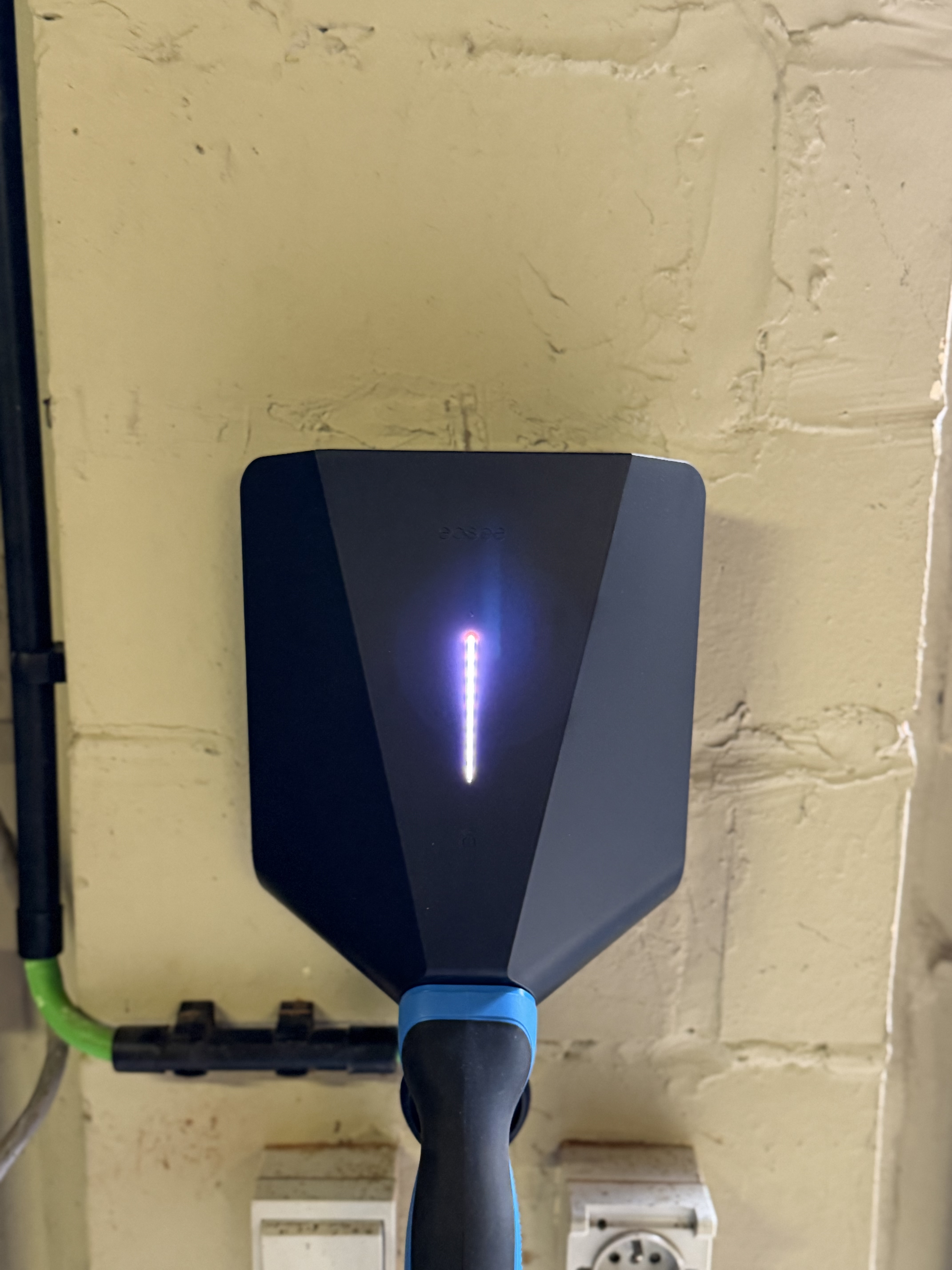 Installatie van PV-panelen, thuisbatterij, laadpaal en camerabewaking