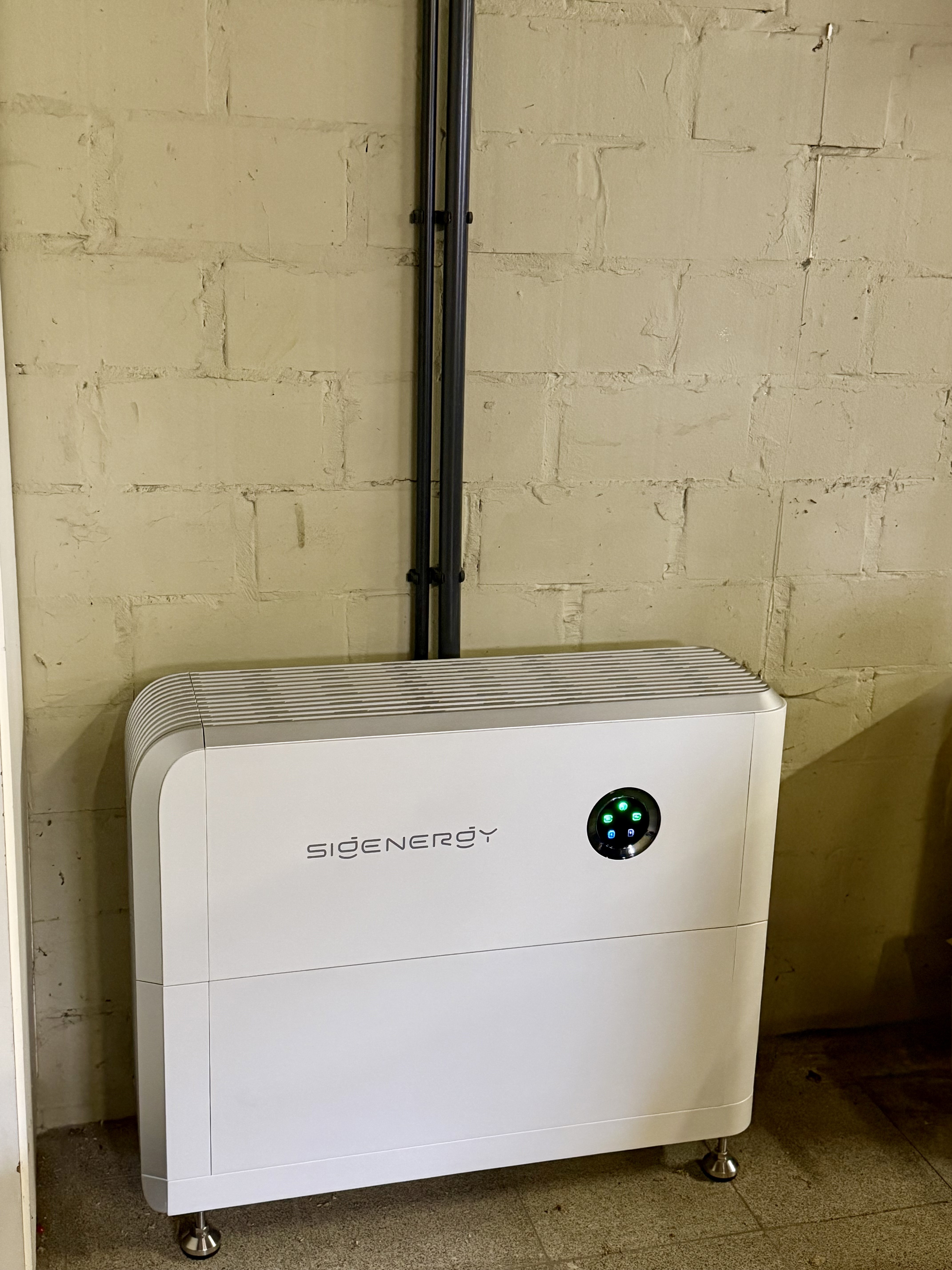 Installatie van PV-panelen, thuisbatterij, laadpaal en camerabewaking